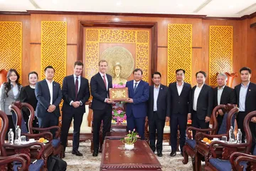 Lãnh đạo tỉnh Tây Ninh trao quà lưu niệm cho đoàn DBAV