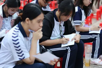 Thí sinh tìm hiểu thông tin trước kỳ thi lớp 10 năm 2025 ở TPHCM