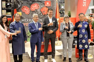 Đại diện Thương vụ Việt Nam tại Đức cùng các đối tác thực hiện nghi thức khai mạc Tuần hàng Việt Nam tại Selgros
