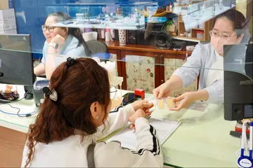 Giao dịch vàng miếng tại cửa hàng SJC, đường Nguyễn Thị Minh Khai, phường Bàn Cờ, TPHCM, chiều 24-7 (ẢNH: HOÀNG HÙNG)