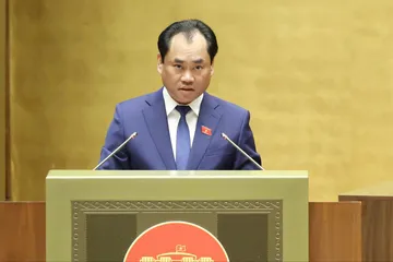 Bộ trưởng Bộ Nông nghiệp và Môi trường Trịnh Việt Hùng trình bày tờ trình về định hướng chính sách sửa đổi Luật Đất đai năm 2024, sáng 19-8. Ảnh: QUANG PHÚC