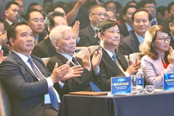 Nguyên Chủ tịch nước Nguyễn Minh Triết, Chủ tịch UBND TPHCM Nguyễn Văn Được, Chủ tịch HĐND TPHCM Võ Văn Minh dự Đại hội đại biểu Hiệp hội Doanh nghiệp TPHCM, nhiệm kỳ 2026-2031. Ảnh: HOÀNG HÙNG