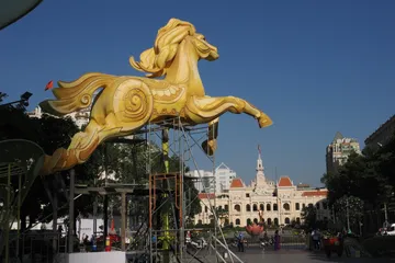 Biểu tượng linh vật Ngọ tại cổng trung tâm đường hoa Nguyễn Huệ xuân Bính Ngọ 2026 đang được hoàn thiện, tạo điểm nhấn thị giác trên trục không gian chính của đường hoa Ảnh: HOÀNG HÙNG