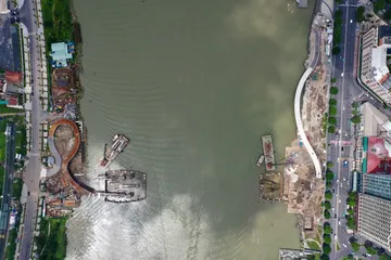 Hối hả trên công trường cầu đi bộ qua sông Sài Gòn