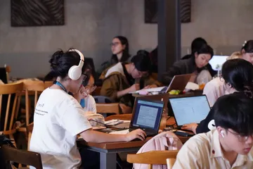 Các bạn trẻ làm việc trực tuyến ở một quán cà phê tại TPHCM . Ảnh: HOÀNG HÙNG