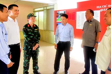 Đồng chí Nguyễn Mạnh Cường khảo sát tiến độ và động viên các lực lượng đang thực hiện nhiệm vụ xác định vị trí có hài cốt liệt sĩ tại Công viên Lê Thị Riêng (phường Hòa Hưng, TPHCM)