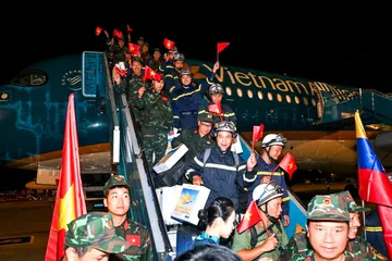 Các thành viên đoàn cứu hộ, cứu nạn Việt Nam đã hoàn thành nhiệm vụ nhân đạo tại Venezuela và trở về nước. Ảnh: HOÀNG LAM