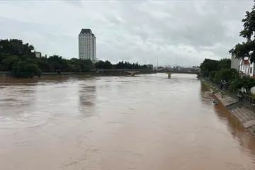 Bão gây mưa to. Nước lũ trên sông Kỳ Cùng lên nhanh. Ảnh: ĐÀI KTTV LẠNG SƠN cung cấp