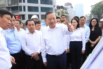 Tổng Bí thư, Chủ tịch nước Tô Lâm cùng đoàn công tác kiểm tra tiến độ Dự án đường Vành đai 2,5 đoạn qua địa bàn phường Cầu Giấy. Ảnh: QUANG THÁI