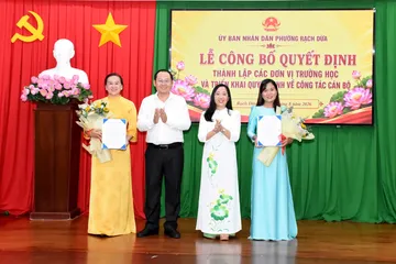 Phường Rạch Dừa trao quyết định thành lập các đơn vị trường học và bổ nhiệm cán bộ quản lý.