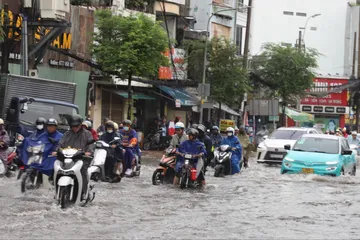 Ngập trên đường Đinh Bộ Lĩnh. Ảnh: KIÊN CƯỜNG