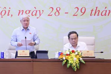 Phó Chủ tịch Thường trực Quốc hội Đỗ Văn Chiến điều hành phiên thảo luận. Ảnh: QUANG PHÚC