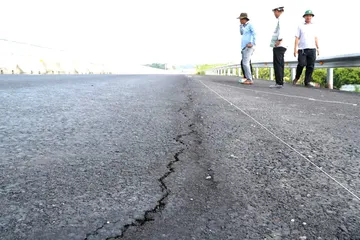 Lực lượng chức năng TP Đồng Nai phối hợp kiểm tra đánh giá vết nứt trên đường cao tốc Biên Hòa - Vũng Tàu