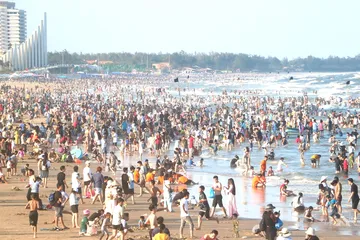 Dù kỳ nghỉ lễ ngắn ngày nhưng lượng khách du lịch đến Vũng Tàu rất đông