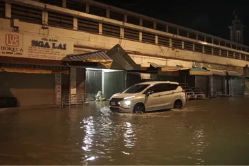 Triều cường trên sông Sài Gòn gây ngập nhiều tuyến đường ven sông, tối 28-10. Ảnh: DUY TRẦN