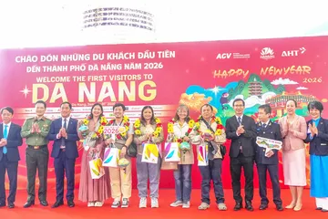 Miền Trung nhộn nhịp đón khách 'xông đất' 