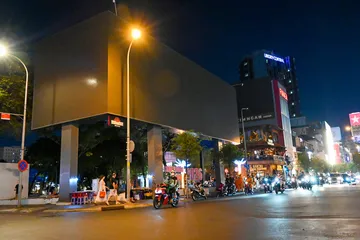 Một bảng hiệu quảng cáo công suất lớn trên đường Lê Lợi tắt sau 22 giờ tối 23-4