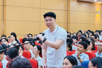 Một tân bác sĩ nội trú lựa chọn chuyên ngành đào tạo tại Trường Đại học Y Hà Nội. Ảnh: NGỌC DUNG