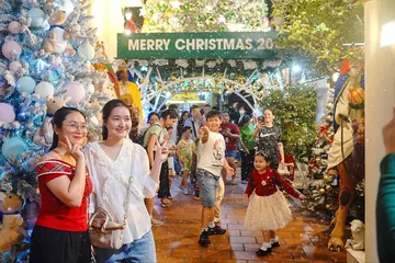 Người dân TPHCM đón đêm Giáng sinh ấm áp