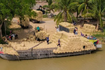 Nhộn nhịp chợ rơm 'độc nhất' miền Tây 