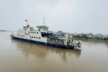 Phà Bình Khánh kết nối xã Nhà Bè và xã Bình Khánh qua sông Soài Rạp. Ảnh: ĐÌNH DƯ