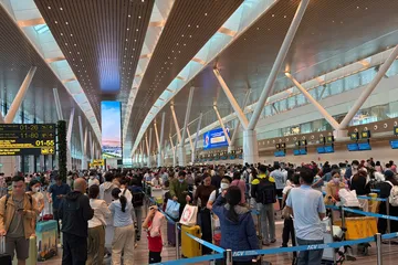 Hành khách làm thủ tục tại sân bay Tân Sơn Nhất. Ảnh: QUỐC HÙNG