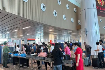 Hành khách qua cửa kiểm tra an ninh tại nhà ga T3, sân bay Tân Sơn Nhất. Ảnh: QUỐC HÙNG