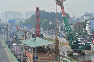 Rào chắn thi công tuyến metro Bến Thành - Tham Lương, phường Tân Bình. Ảnh: QUỐC HÙNG