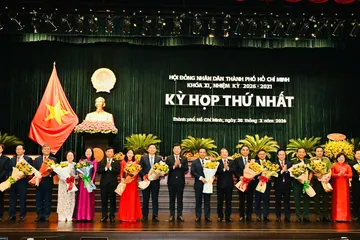 Thường trực UBND TPHCM và các Ủy viên UBND TPHCM ra mắt tại kỳ họp. Ảnh: VIỆT DŨNG