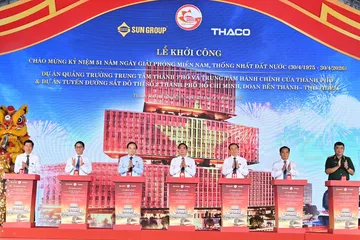 Các đồng chí lãnh đạo, nguyên lãnh đạo Đảng, Nhà nước và TPHCM, cùng đại biểu thực hiện nghi thức khởi công dự án. Ảnh: VIỆT DŨNG