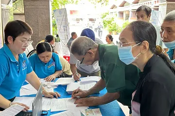 Chuyên viên BHXH TPHCM tư vấn chính sách BHYT, BHXH cho người dân