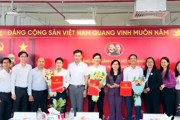 Phó Bí thư chuyên trách Đảng ủy UBND TPHCM Nguyễn Thanh Xuân cùng các đại biểu chúc mừng thành lập Chi bộ Cơ quan điều hành Trung tâm Tài chính quốc tế tại TPHCM 