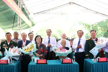 Các đồng chí lãnh đạo, nguyên lãnh đạo Trung ương và TPHCM trao hoa đến các Mẹ Việt Nam Anh hùng, Anh hùng Lực lượng vũ trang nhân dân