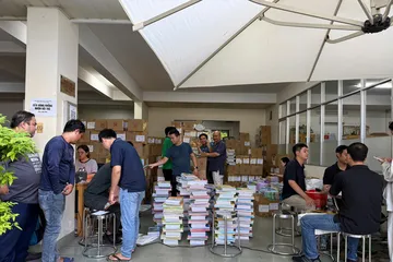 Phụ huynh mua SGK vào chiều 28-8 tại trụ sở Nhà xuất bản Giáo dục Việt Nam, phường Chợ Quán