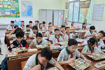 Bữa trưa bán trú của học sinh Trường Tiểu học Hiệp Tân (phường Phú Thạnh) trong tuần học đầu tiên của năm học mới