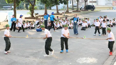Không chỉ là dịp nghỉ ngơi sau năm học, kỳ nghỉ hè giờ đây được nhiều phụ huynh định hướng như một khóa trải nghiệm ngắn hạn, để giúp con có thêm những kỹ năng cần thiết (Ảnh: VN)