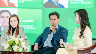 Ông Lê Hoàng Minh, Giám đốc Điều hành Sản xuất kiêm Trưởng dự án Net Zero của Vinamilk chia sẻ tại diễn đàn (Ảnh: VN)
