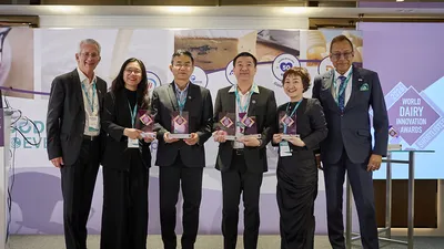 Ông Nguyễn Quang Trí, Giám đốc Điều hành Marketing Vinamilk và ông Đỗ Thanh Tuấn, Giám đốc Đối Ngoại Vinamilk cùng 5 giải thưởng đạt được tại Giải thưởng Đổi mới sáng tạo ngành Sữa toàn cầu 2026, Barcelona – Tây Ban Nha. Ảnh: Xavier