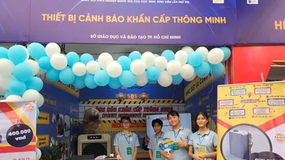 Học sinh TPHCM tham gia Ngày hội khởi nghiệp quốc gia với giải pháp thiết bị cảnh báo khẩn cấp thông minh. Ảnh: PHAN THẢO