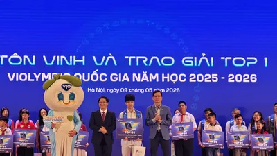 Trao giải Violympic năm học 2025-2026 cho các em học sinh. Ảnh LÂM NGUYÊN