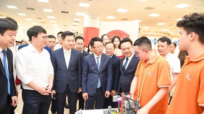 Các đại biểu tham quan sản phẩm của các đội thi