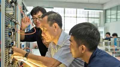 Thầy và trò ngành Điện - Điện tử Trường ĐH Bách khoa (ĐHQG TPHCM) trong giờ thực hành tại phòng thí nghiệm. Ảnh: THANH HÙNG