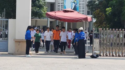 Gần 124.000 thí sinh Hà Nội đã hoàn thành bài thi môn Toán - môn thi cuối cùng của kỳ thi tuyển sinh vào lớp 10 THPT công lập không chuyên năm học 2026-2027. Ảnh: TRẦN LƯU