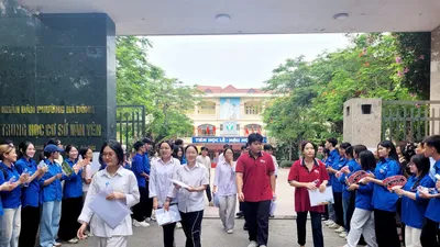 Thí sinh đã hoàn thành ngày thi đầu tiên với 2 môn Toán- Văn. Ảnh: LÂM NGUYÊN