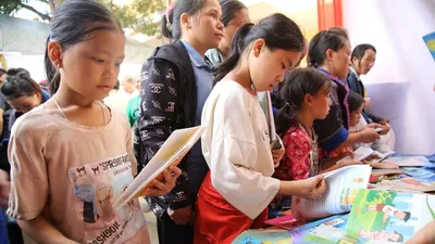 Các em nhỏ tham gia “Phiên chợ 0 đồng”. Ảnh: VƯƠNG LONG