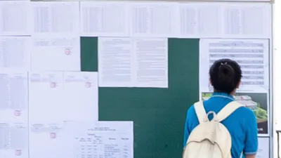 Thí sinh xem lại phòng thi tại bảng thông tin. Ảnh XUÂN ĐẮC