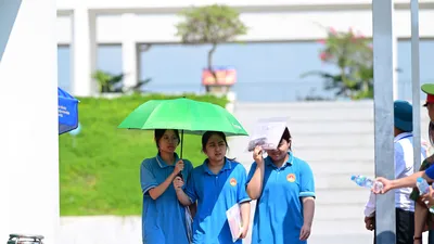 Thí sinh dự thi lại tại Điểm thi Trường THPT chuyên Tuyên Quang. Ảnh: ĐỖ TRUNG