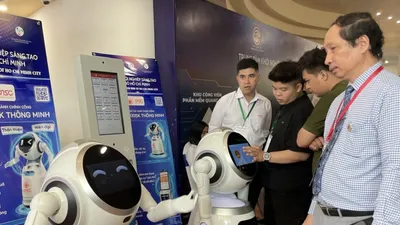 Robot AI và ki ốt thông minh của Trung tâm Hỗ trợ và tư vấn chuyển đổi số TPHCM. Ảnh: KIM THANH
