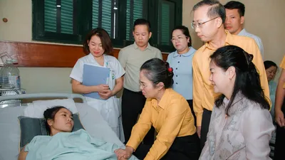 Đoàn cán bộ Ủy ban MTTQ Việt Nam tỉnh Nghệ An trao hỗ trợ đến cô giáo Hoàng Thị Hiền. Ảnh: MTTQ tỉnh Nghệ An
