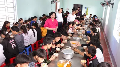 Bữa ăn của các em học sinh trong nhà ăn bán trú Trường Phổ thông Dân tộc bán trú THCS Sủng Máng (phân hiệu 2), xã Sủng Máng, tỉnh Tuyên Quang.